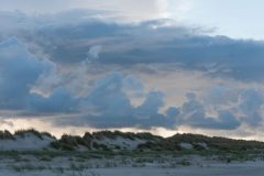 Dünenlandschaft mit schweren Cumulus