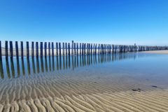 Pfahlbuhne am Strand bei Ebbe