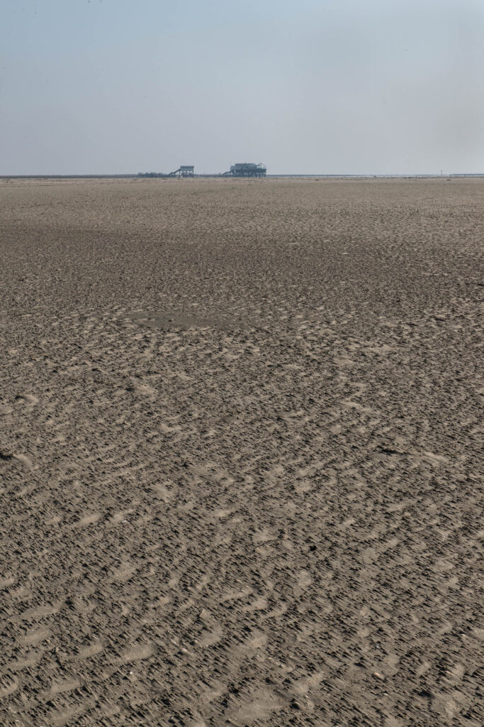 Der endlose Sandstrand - im Hintergrund Salt & Silver