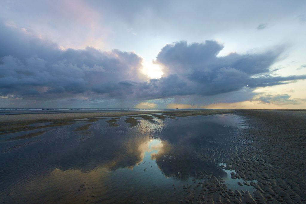 Morgenstimmung mit Spiegelung der Wolken in den Prielen