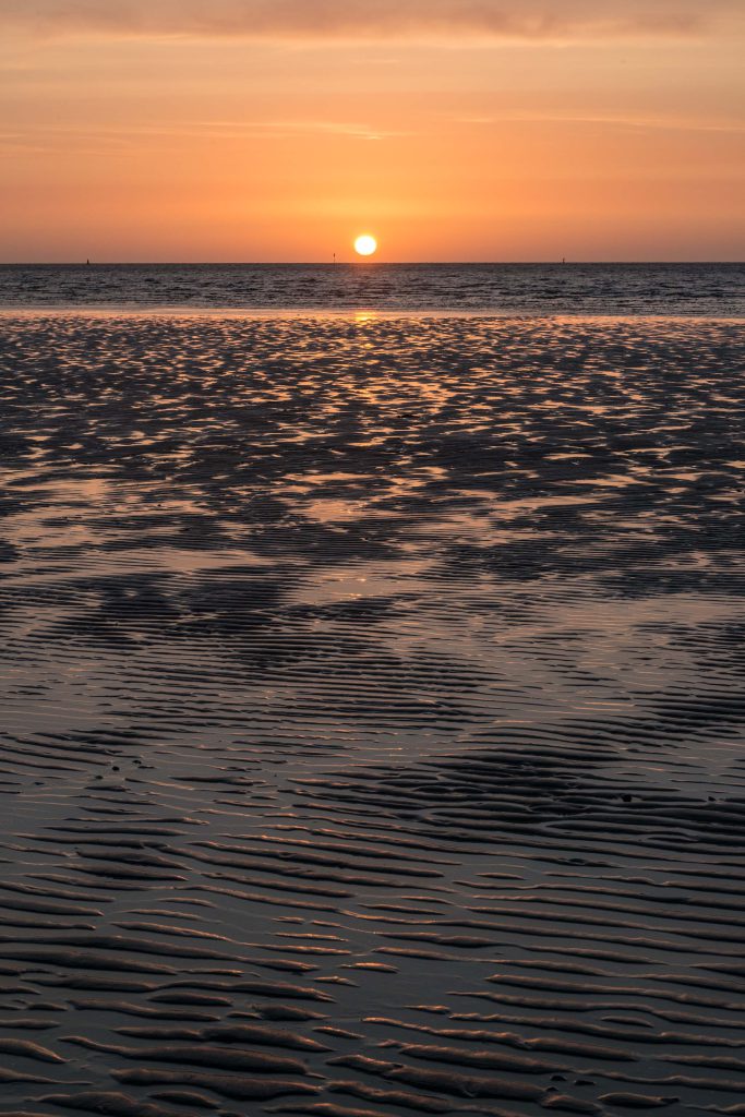 Sonnenuntergang über der Elbe bei Otterndorf mit Rippelmarken im Vordsergrund