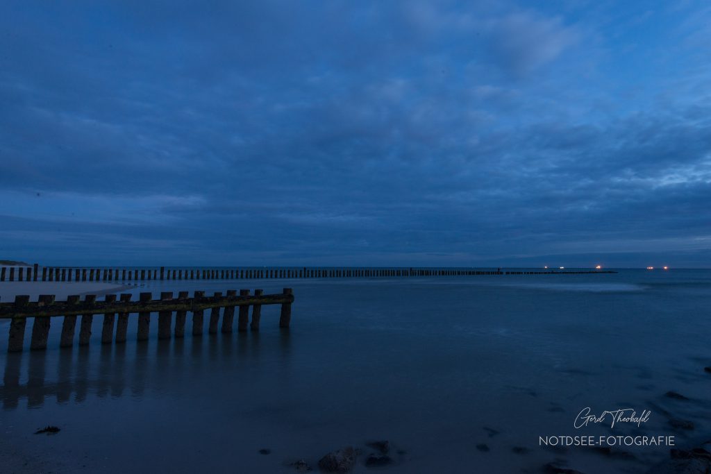 Buhnen in der blauen Stunde am Nordseestrand Wangerooge