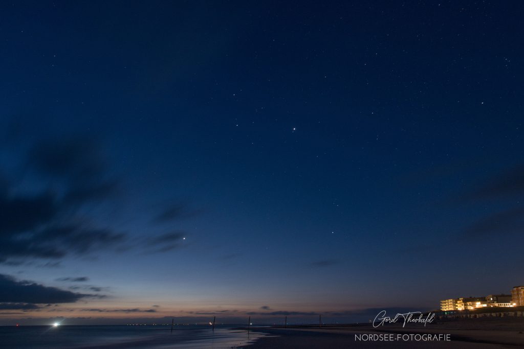 Nordseestrand auf Wangerooge zu blauer Stunde vor Sonnenaufgang mit Sternenhimmel