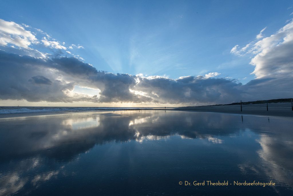 Morgenstimmung mit Cumuluswolken am Nordseestrand von Wangerooge