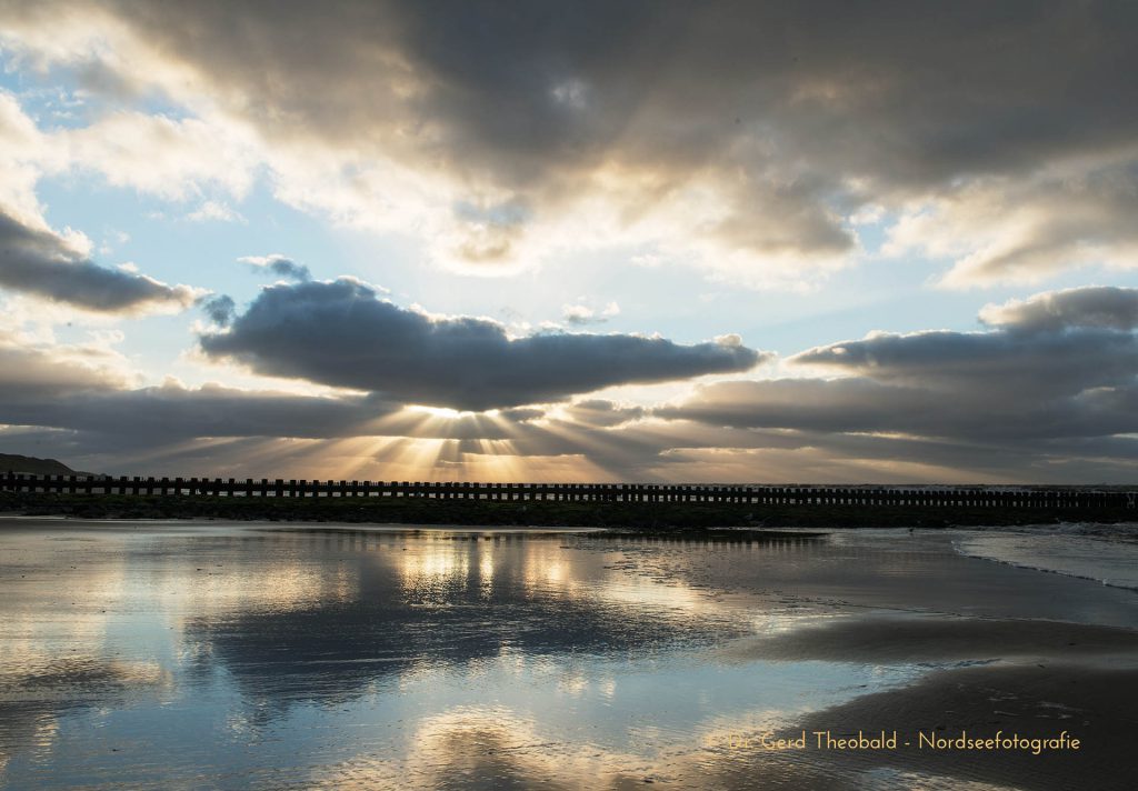 Crepuscularstrahlen am Abend am Wangerooger Strand